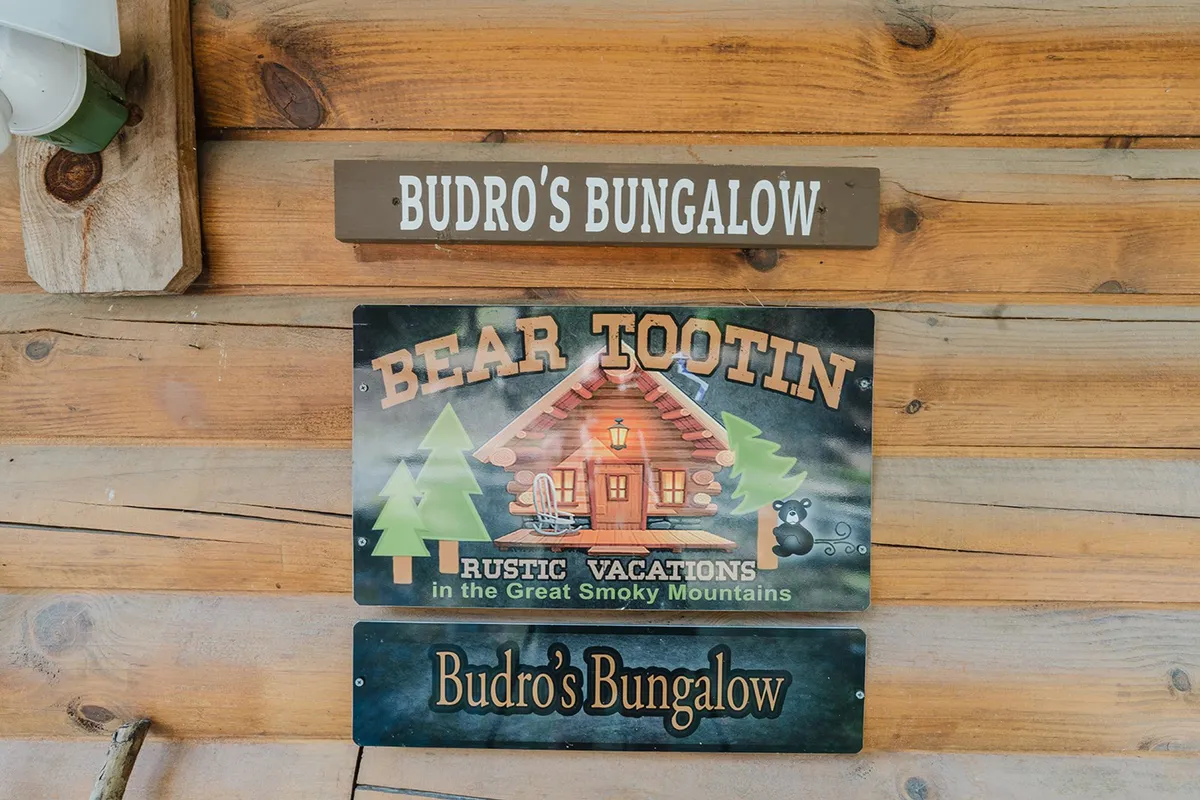 A rustic sign and wooden textures evoke the spirit of adventure and outdoor fun. The decor hints at sunset views, cozy campfire evenings, and a connection to the surrounding nature, inviting guests to explore beyond the indoors.